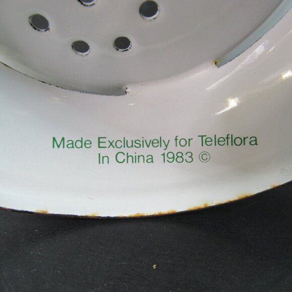 1983 Teleflora White Painted Metal Collander with Strawberry Design 4"X8" - Picture 8 of 8